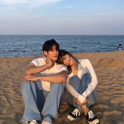 นั่งกับแฟนริมทะเล