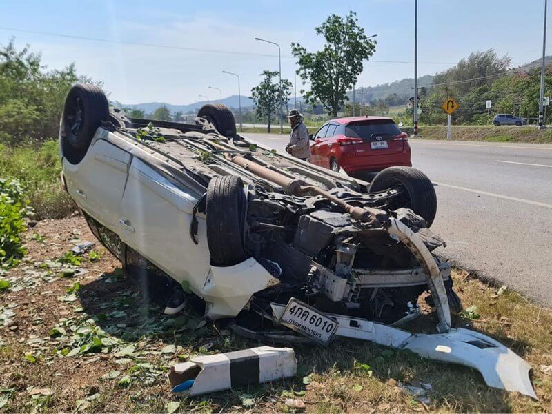 รถพลิกคว่ำล้อชี้ฟ้า 